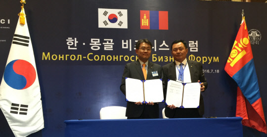 변종립 한국에너지공단 이사장(왼쪽)과 레브자브 야담자브 몽골 에너지개발센터장이 에너지효율·신재생에너지 사업 협력을 위한 업무협약을 맺고 기념촬영을 하고 있다. <한국에너지공단 제공>